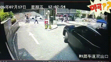 49岁女司机，这是脚焊油门上了吧。7月17日中午12点，重庆正阳街一车库出口，