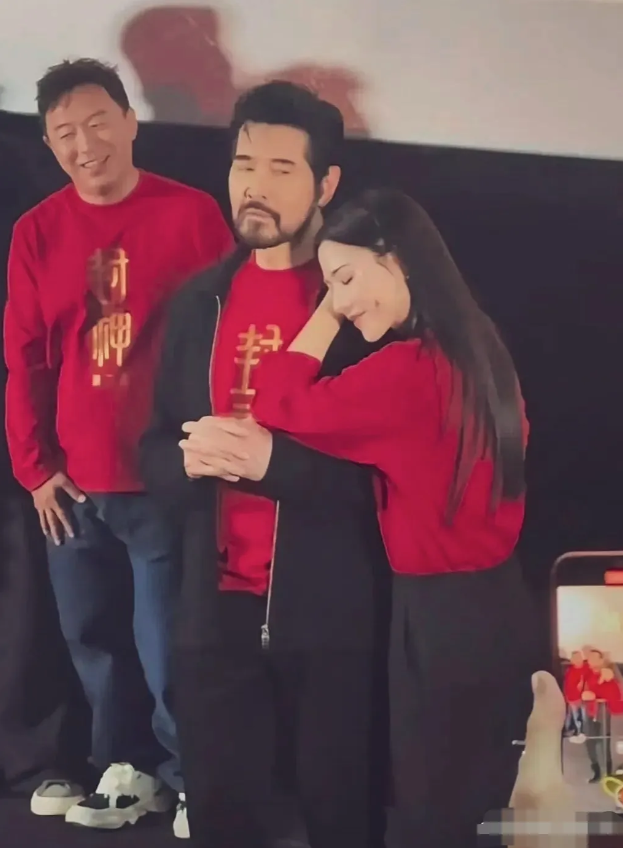 这位美女是谁啊？靠在费翔身上，侧颜看着小姐姐长相清秀，眼睛微闭，面露浅笑。还有个