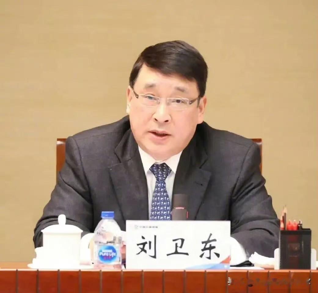 刘卫东的面相，藏不住那份贪欲。看他被公诉的细节，台上讲纪律，台下收钱敛财，这套