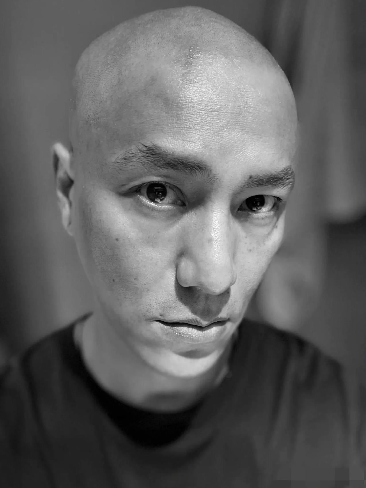 我的天！！陈坤这是怎么了，怎么突然给自己搞成这样了😯突然改了形象还有点