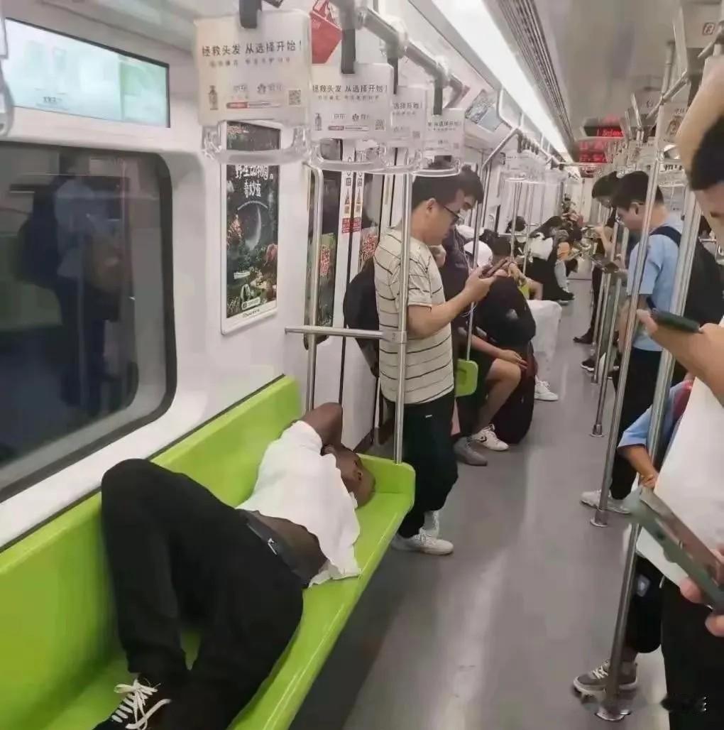 别扯什么文化差异！在上海地铁躺卧，就是没素质！我们的沉默，就是纵容！上海地铁