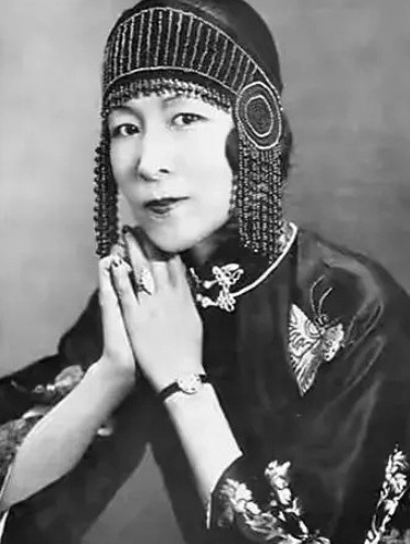 1907年，太监小德张对裕容龄格格说：“我们结婚吧。”格格抬手就扇了他一耳光，怒