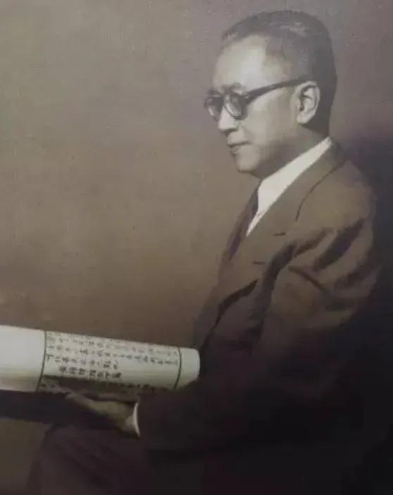 1961年，26岁李敖穷困潦倒，面临吃不起饭的风险时，给胡适写信道："胡先生，我