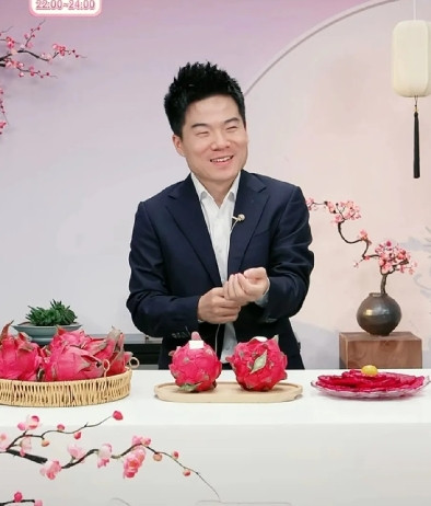 有网友问宇辉：“彪哥，今天怎么没听到马史官的声音？”宇辉笑笑说：“马骞儿啊，不知