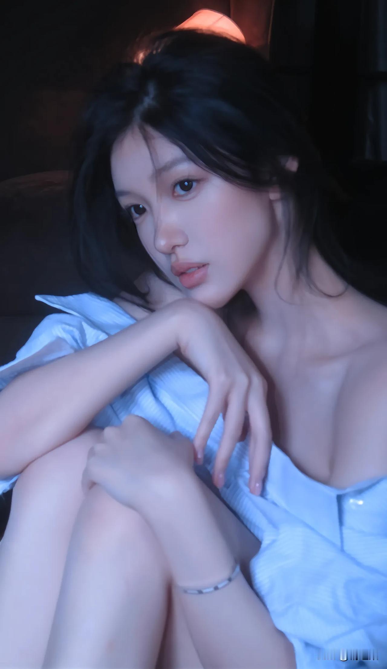 夜晚的柔光下，黑发美人沉思，静谧而迷人。