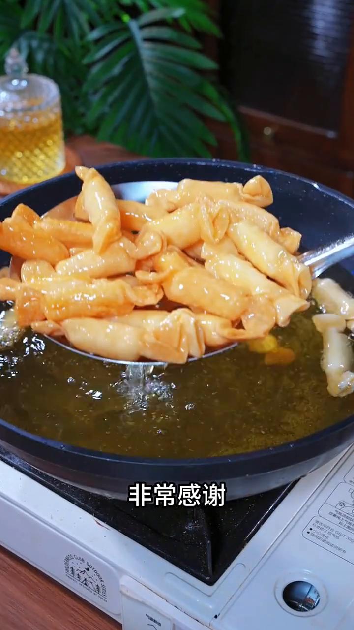 糖醋饺子皮。100个人有102个人都不知道，以后饺子皮买回来别再包饺子吃了。今