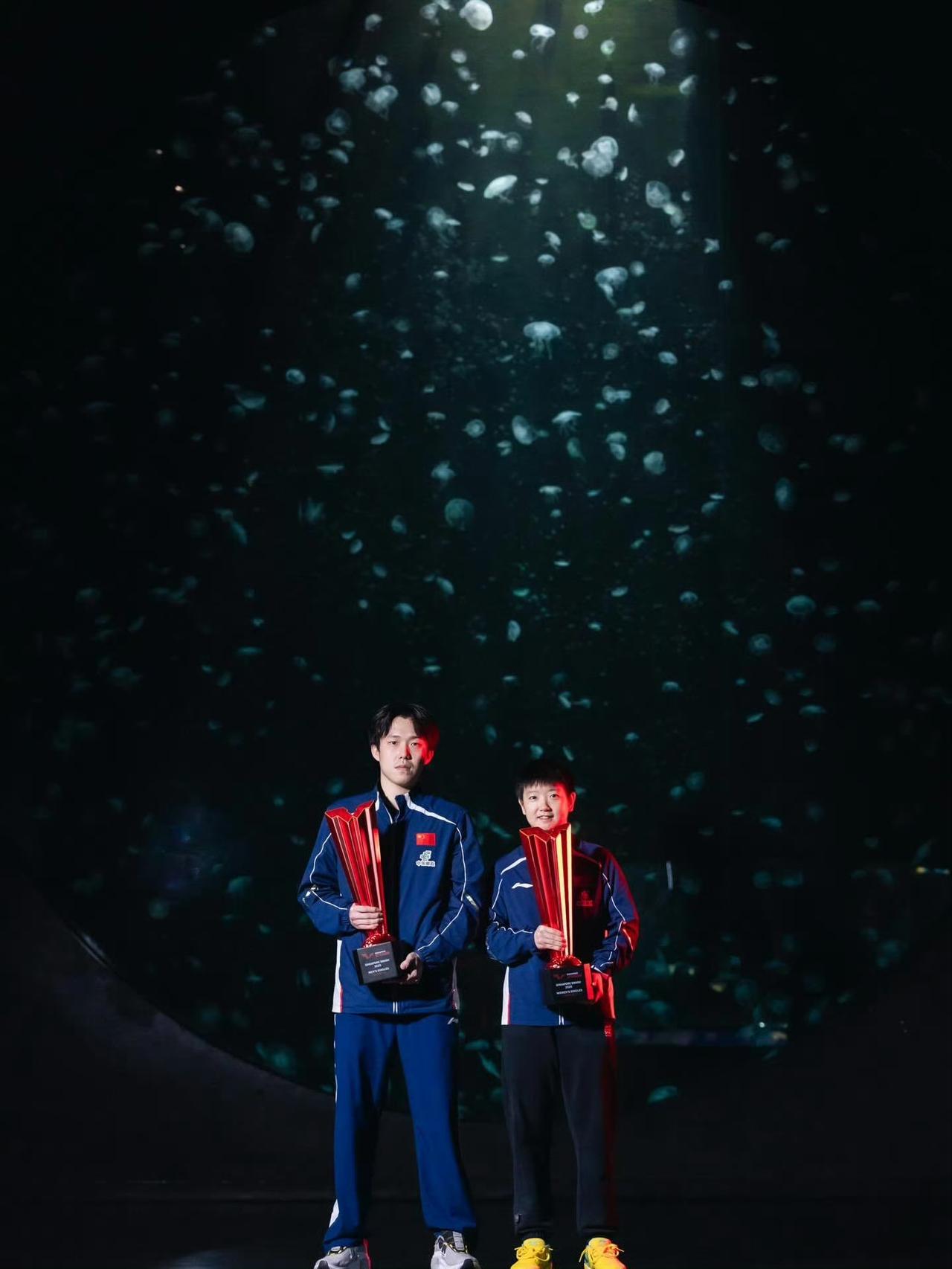 新加坡大满贯，孙颖莎和王楚钦一起冠军宣传照3大亮点呈现，背景和灯光2项助攻下，