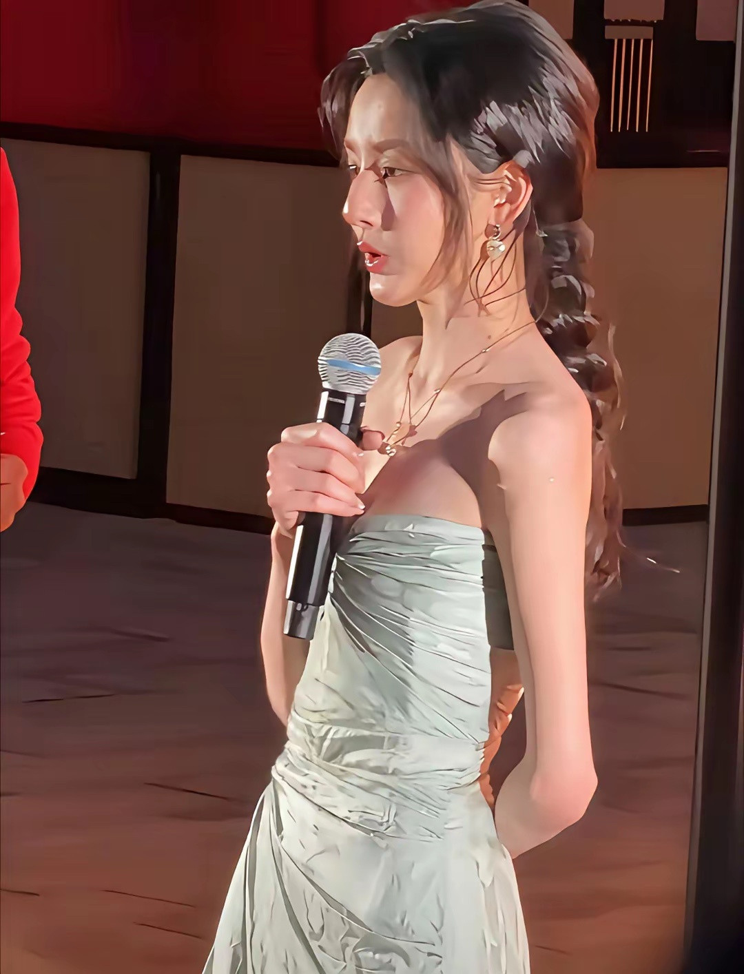 果然明星瘦了才好看，宋祖儿以前土土的