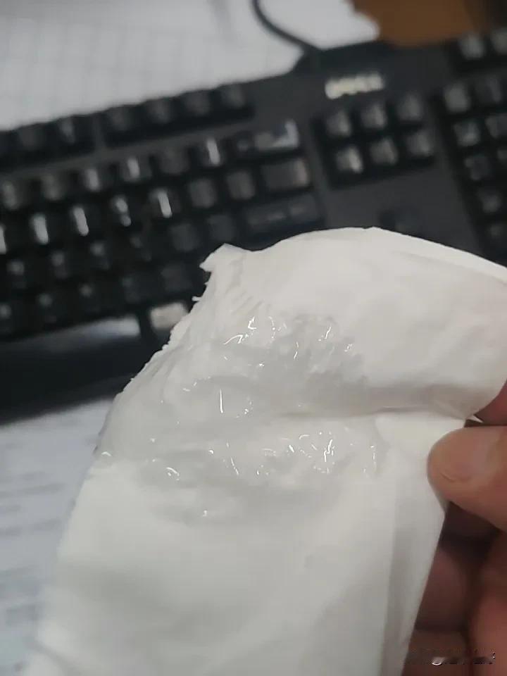 早餐吃了两个韭菜馅的包子，还有半个月饼。一杯绿茶还没喝完，现在已觉得浑身躁热！