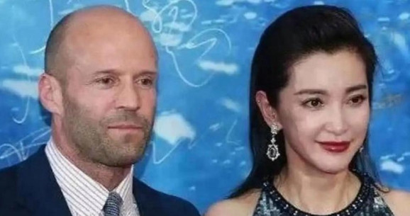 当年，奔驰请李冰冰当代言人。活动现场，李冰冰一眼瞧见一辆价值200万的奔驰车，便