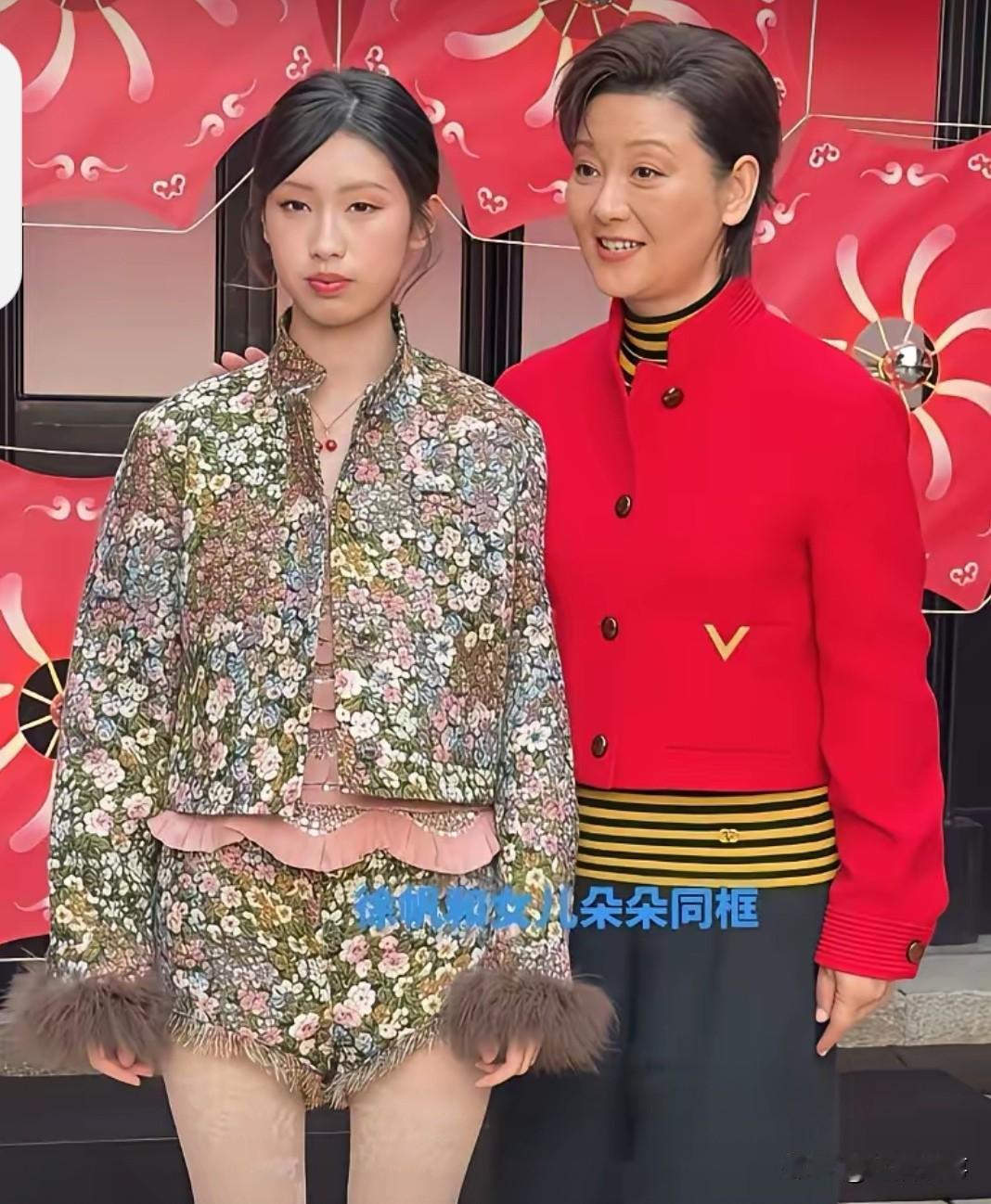 也不知道哪里好看？冯小刚闺女光这个上衣就21980元，徐帆真舍得。……今天，