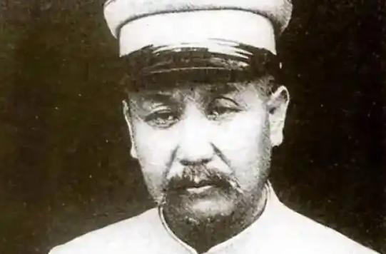 1945年10月，阎锡山命令将侍从秘书李蓼源带到郊外活埋，执行命令的师长迟疑了，