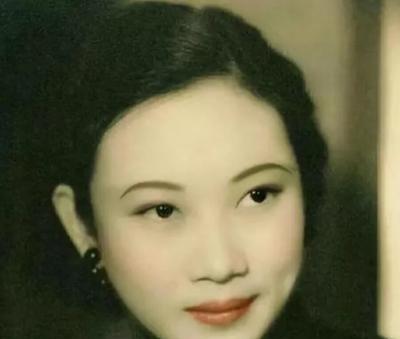 1938年，41岁戴笠借口加班，把秘书余淑衡，带到了卧房。戴笠递给她一杯咖啡：“