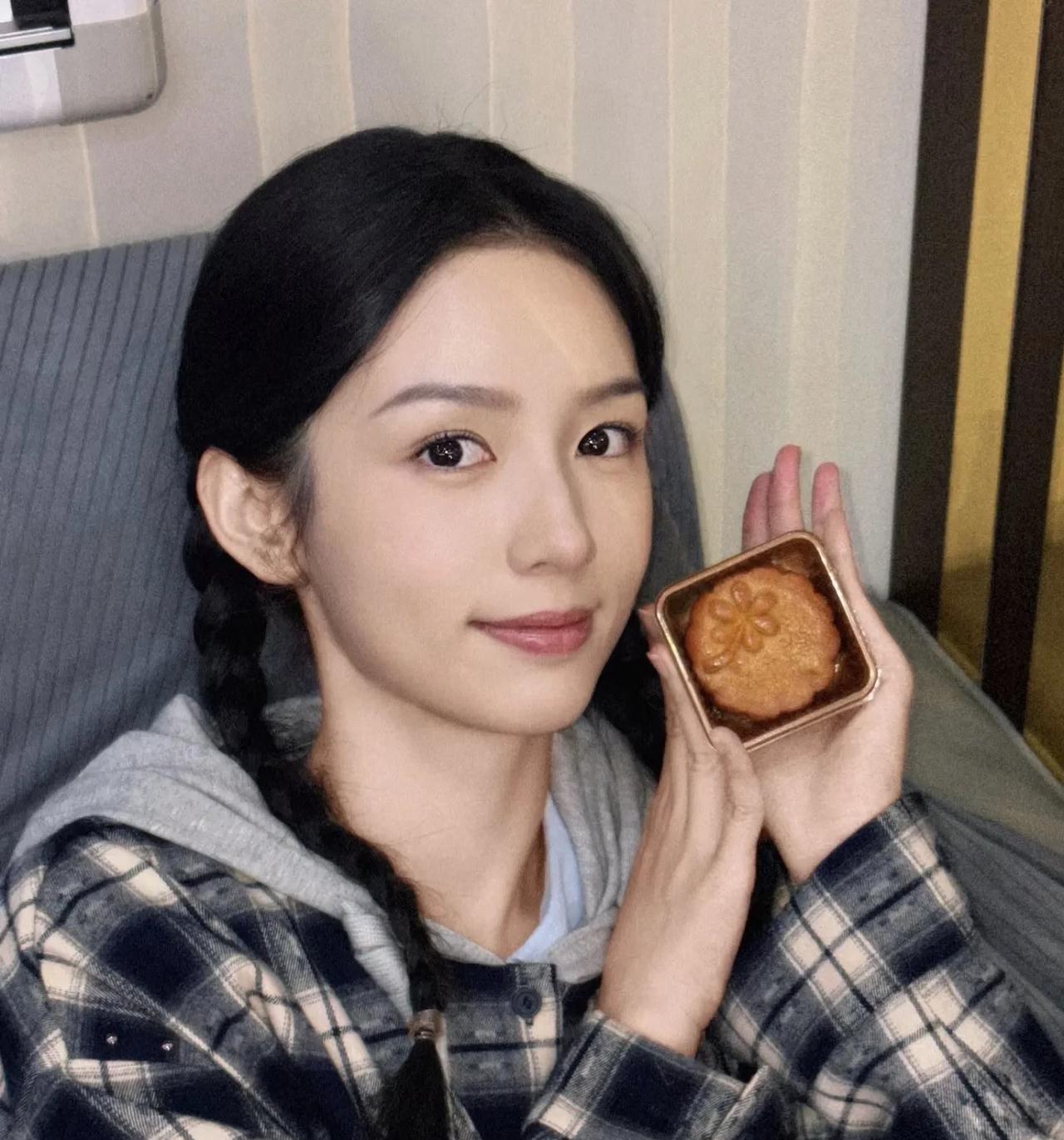 周也简直就是无妄之灾，而我刚跟一个人掰扯，发现有些人的思想跟清朝老封建似的觉得明