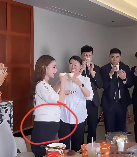 这一次真的快生了。马晓梅亮相麻六记5周年的聚会，肚子明显的圆滚滚，看起来应该有