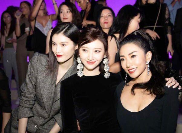 三人行必有最美，何穗景甜够白，但论颜值气质，右边女子完胜。不过她们都好美，三人在