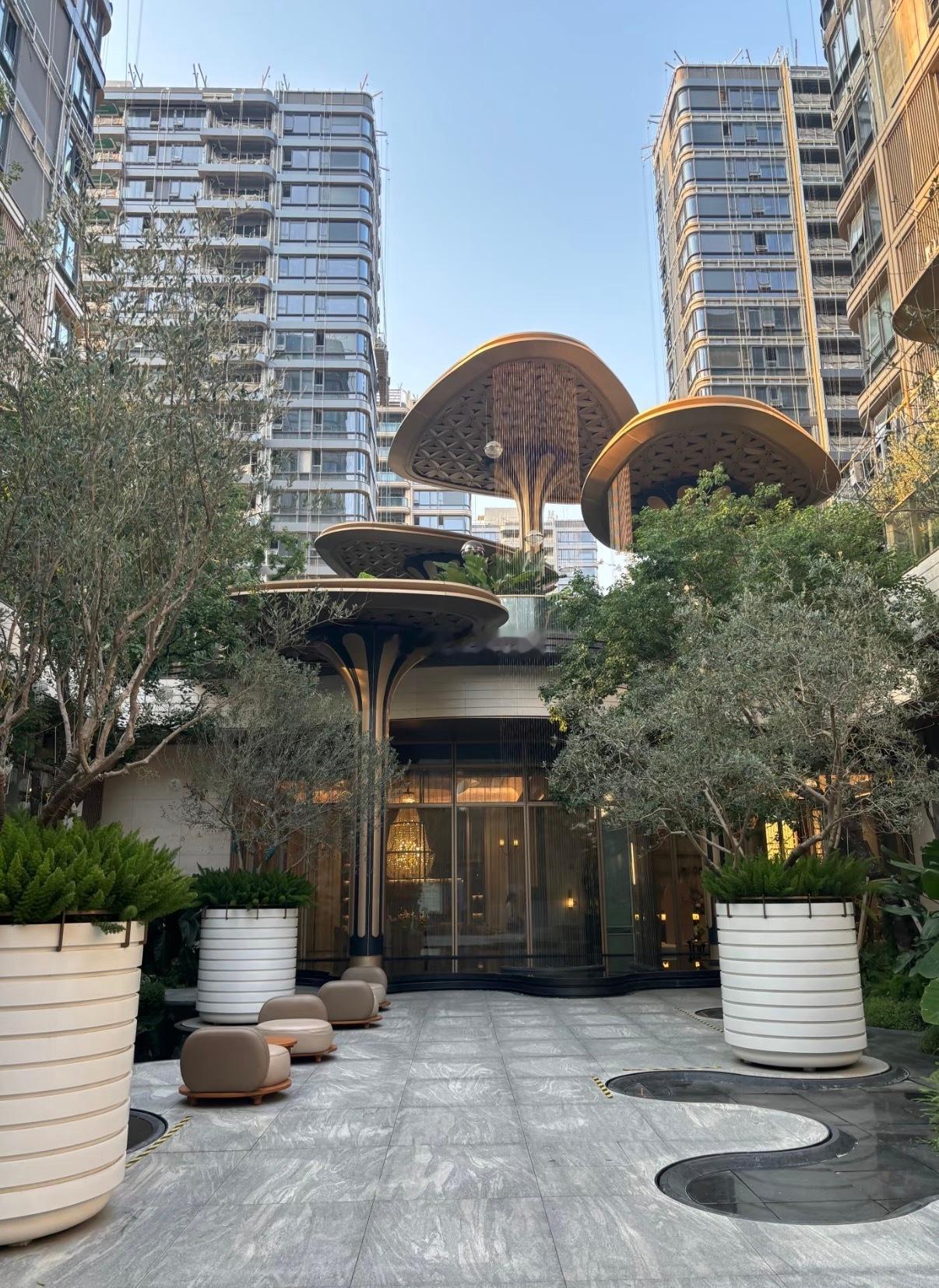 如果是在上海浦东前滩上班，想要买新房的话，8号线终点站沈杜公路站的这个象屿天宸雅颂可以关注，他现在是