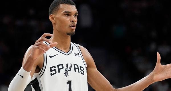 据《TheAthletic》报道，文班亚马今夏在洛杉矶与队友哈里森·巴恩斯及技