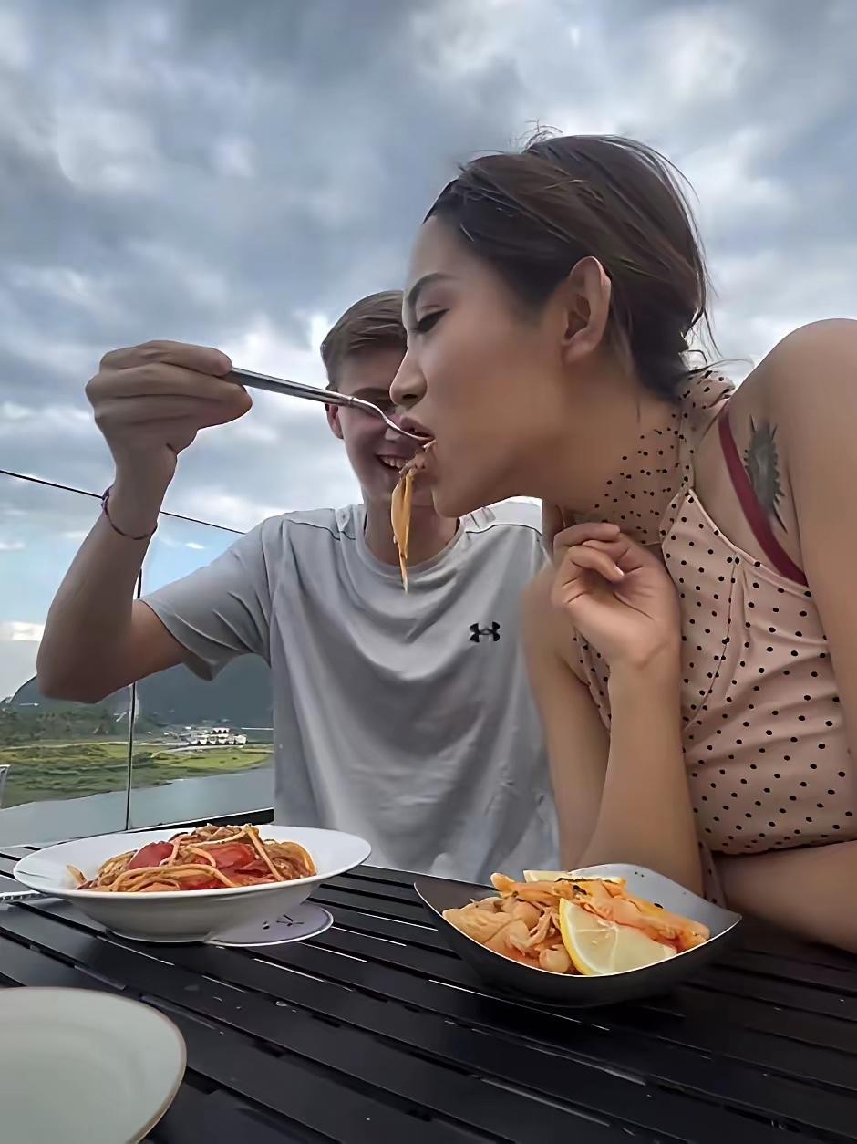 麻辣烫女遭遇了麻烦事儿，英国男身份曝光，而她还沉浸在被利用的状态中乐此不疲。