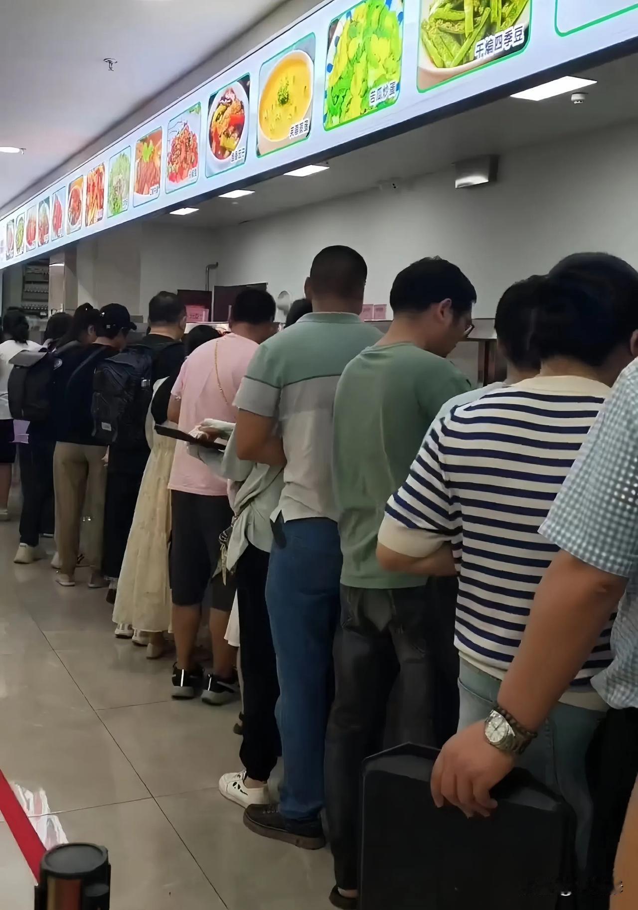 荣昌政府食堂的饭菜价格，让人难以置信∶猪油青菜、冬瓜、莴笋等等素菜及汤类，一