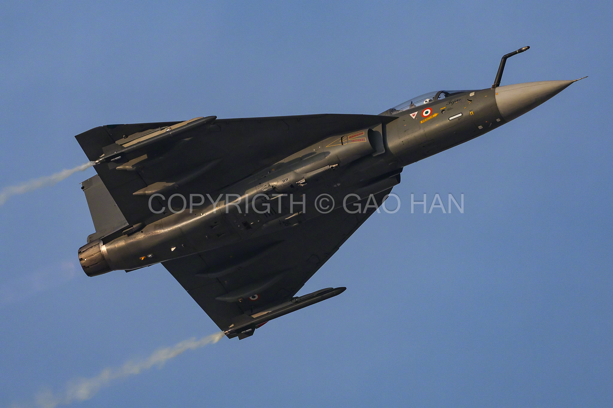 惊闻今天迪拜航展上印度LCA光辉战斗机表演中坠毁，从现场视频看飞行员生存几率非常