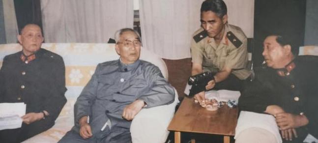 1988年，洪学智与秦基伟终于腾出时间，计划登门看望离休的老首长徐向前。 按