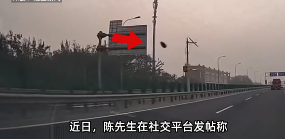 “这就是命啊！”8月6日，北京，一男子在清晨开车时，被一块突如其来的巨石砸中，石