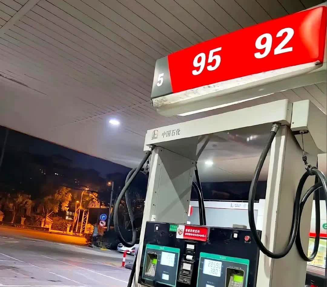 今天加油碰到件怪事！油罐车正在卸油，旁边车主急问：“卸的是92还是95？现在