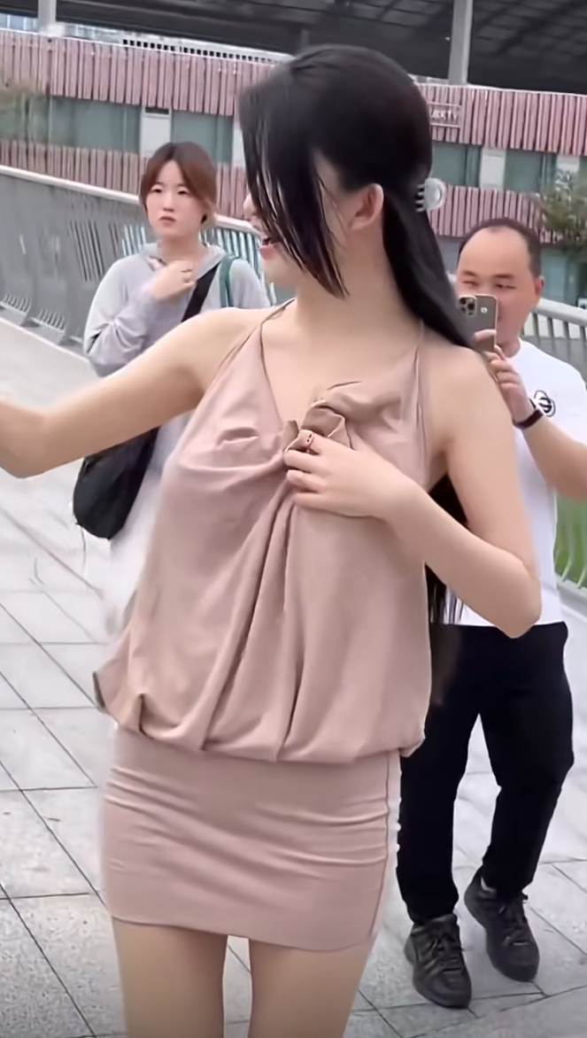 生怕有钱人看不到，又怕没钱人看到