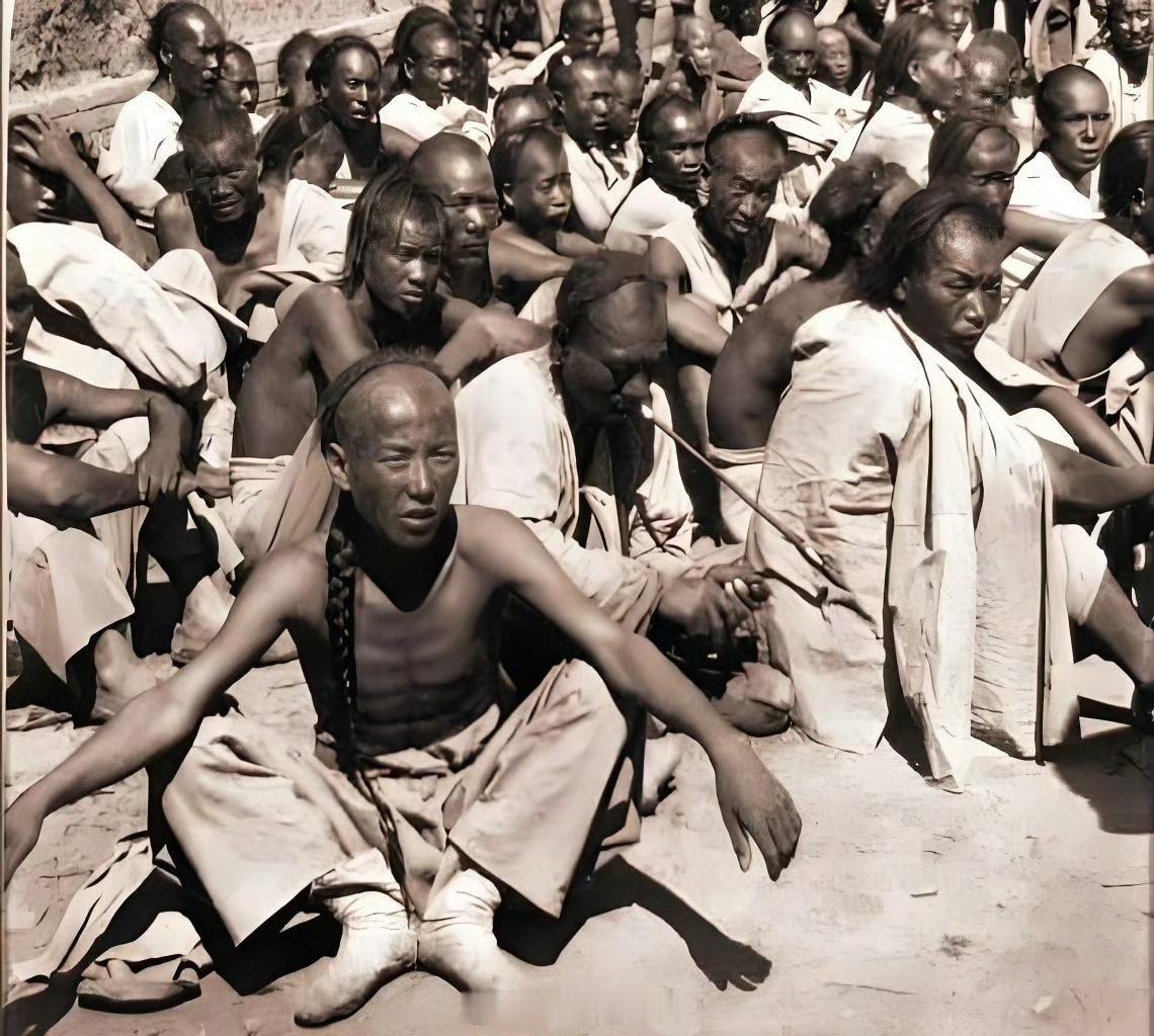 晚清，被洋人逮捕的义和团。他们是最早反外国侵略的民族英雄。