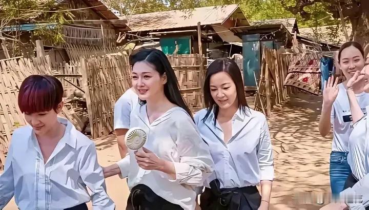 大S生前和朋友一起外出的照片，不论在什么年纪，她始终在人群中是那么耀眼，难怪汪小