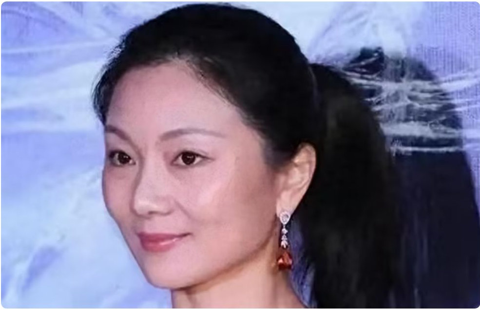 终于熬出头！忍气吞声被养27年的陈婷，为何摘了张艺谋妻子的认证