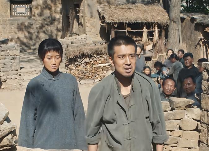 铁头会当着众人的面说他妈丢人现眼，要不是绣绣喊住他，他就打上了银子。没结婚就能