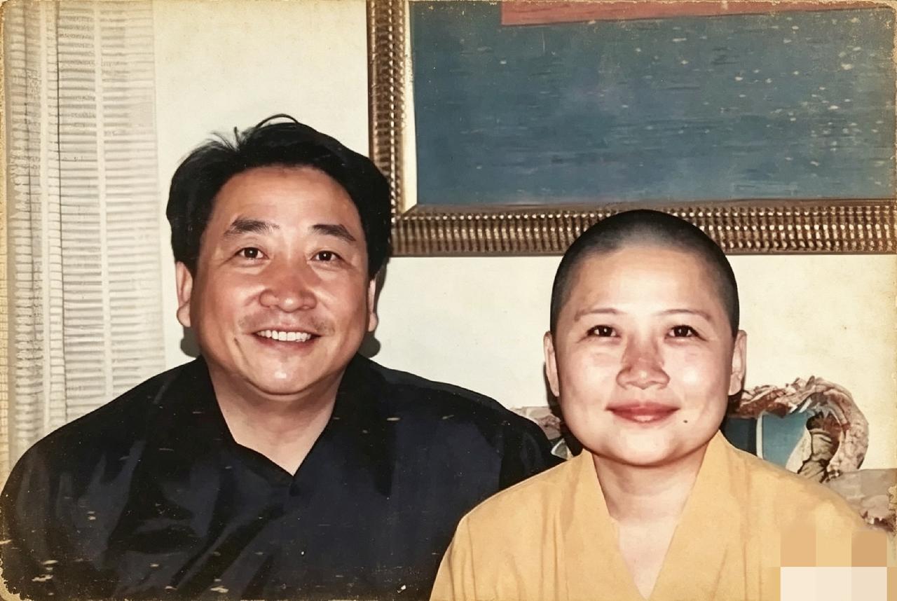 2000年，歌手李娜和姜昆，一张罕见的合影，当时的她已经看破红尘，遁入空门。