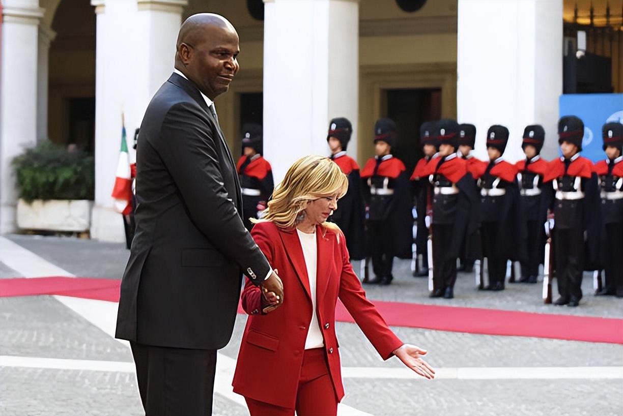 12月11日，意大利美女总理梅洛尼欢迎莫桑比克总统丹尼尔·查波，梅洛尼在官邸为丹
