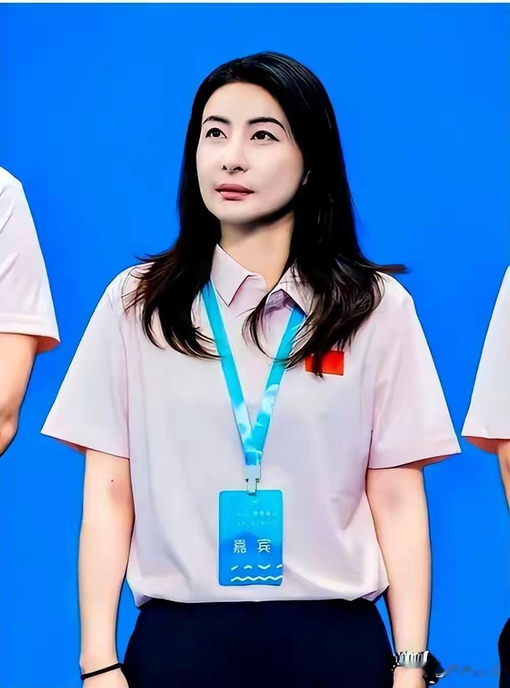 郭晶晶两天拿俩身份，豪门圈集体哑火？来，坐。跟你说个事儿。郭晶晶，两天，俩