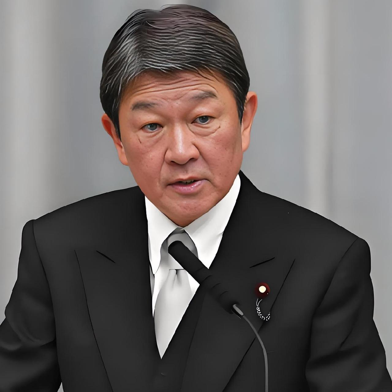 日本极右翼政客自欺欺人的嘴脸，真是越来越丑陋，更是越来越滑稽了近日，针对“敌