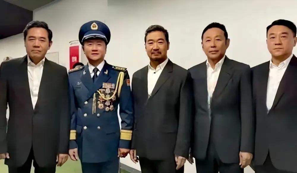 五位老戏骨同框亮相，那气场简直霸气十足。陈宝国、张国立、陈道明、何冰，还有一位看