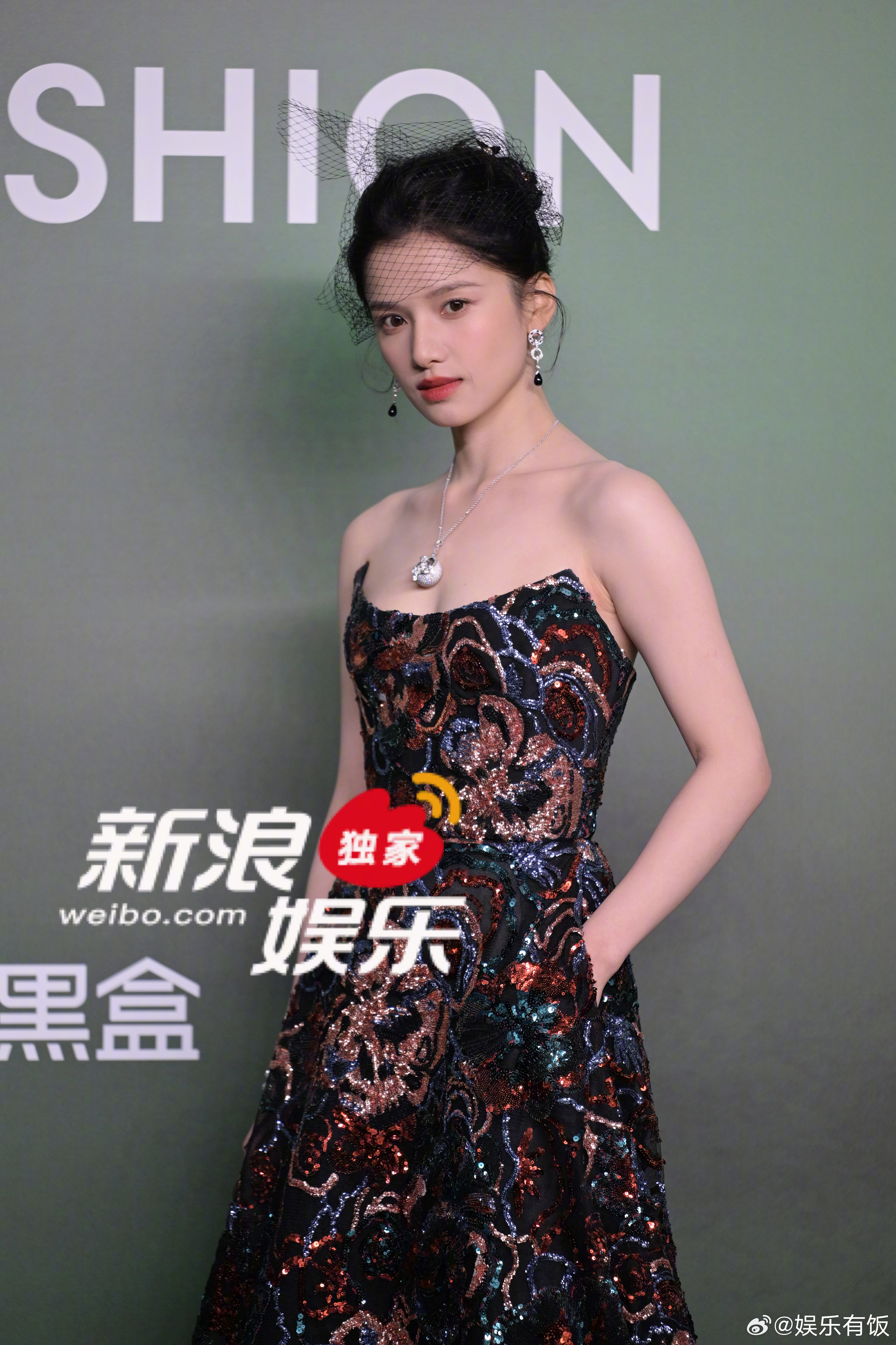 张婧仪一身五彩斑斓的黑亮相vogue红毯，这个生图好权威啊~VOGUE时尚之