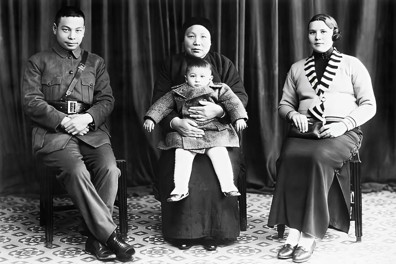 1925年，15岁的小年轻蒋经国跑苏联念书，一待就是12年。在那儿娶了白俄姑娘芬