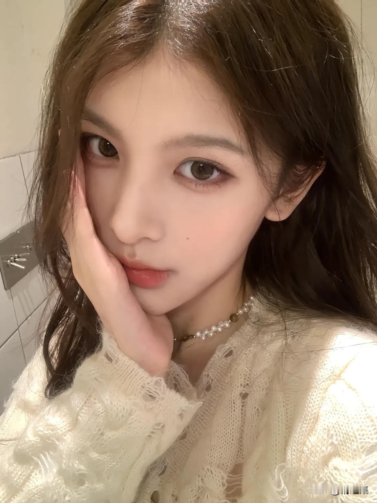 温柔甜美的少女，白色毛衣搭配珍珠项链，自然妆容，清新自然。