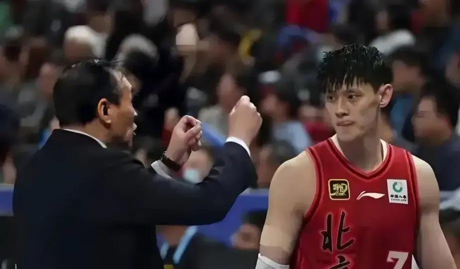 一个球员能不能上场，居然要看美国办公室节后处理邮件的速度。曾凡博现在还打不