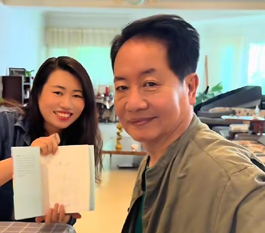 第一代唐僧饰演者汪粤现身，助力短剧事业，样貌变化难以认出。说起唐僧饰演者，大
