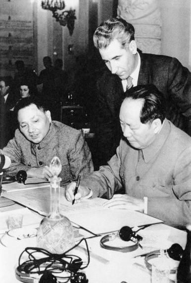 1957年，毛主席当着赫鲁晓夫的面，把手指一根根搬出来数：谁能接我的班？第一个是