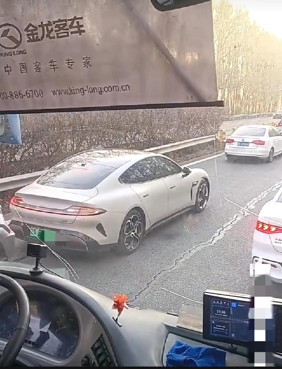 高速堵车，在拥挤不堪的车流中，这位某米车主的一系列迷之操作，让拍视频的百思不得其