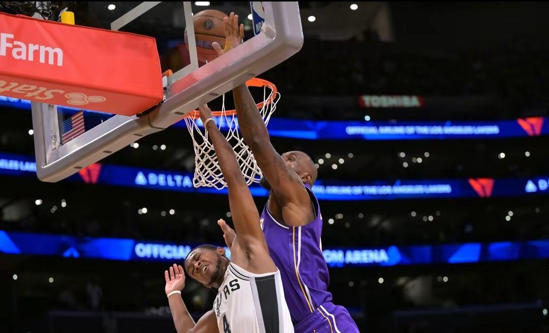 暴力隔扣+招牌钉板大帽！詹姆斯全场拿下19分15板8助3帽正负值-16nba詹姆