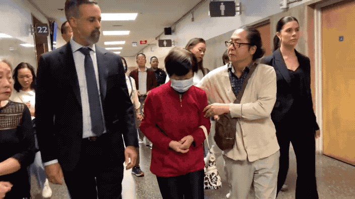 80岁美国华裔老太太撞死白人1家四口：最后竟然没判刑，受害者家属气疯了！2026