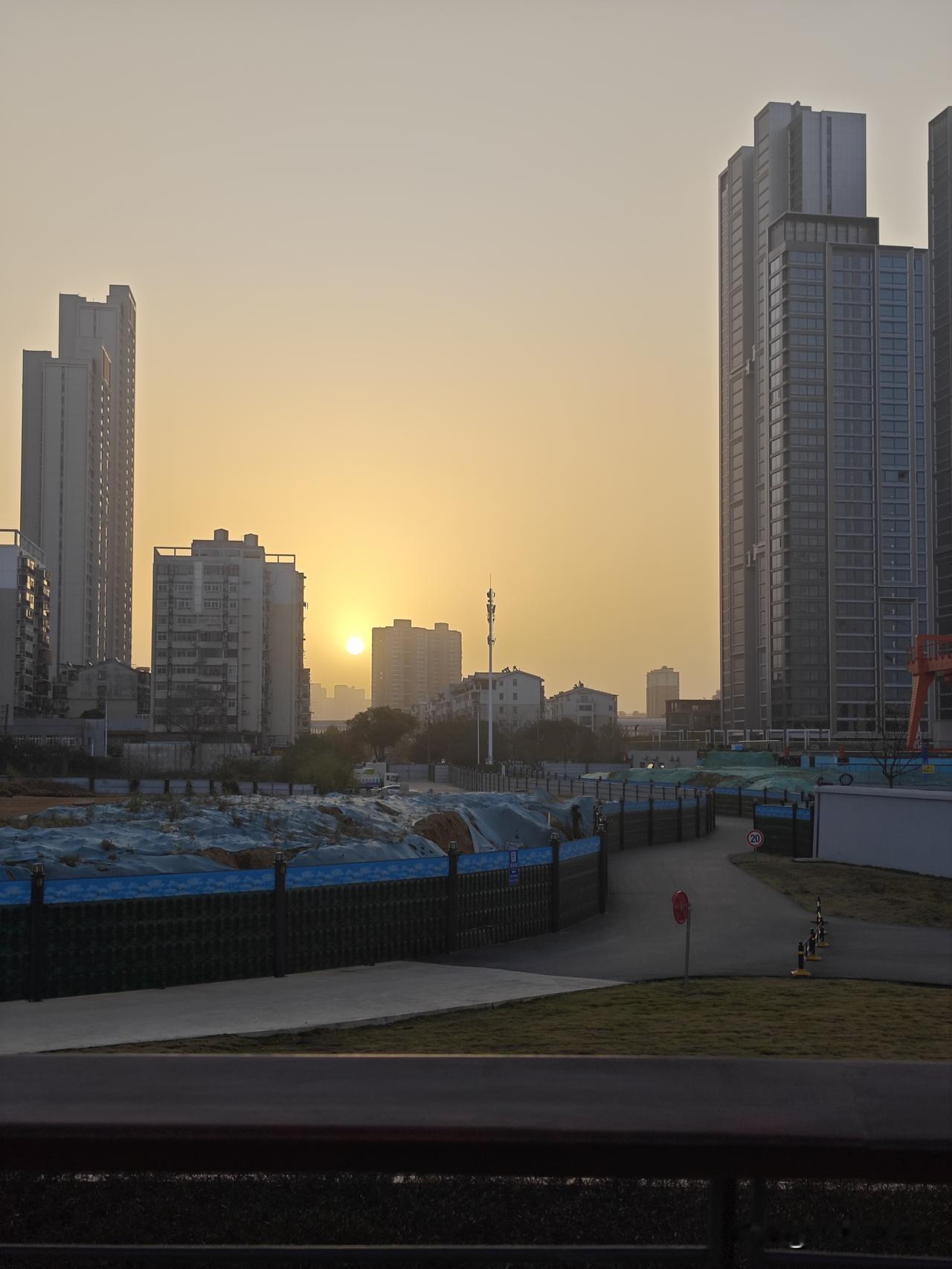 武昌湾江滩公园早晨风光美。