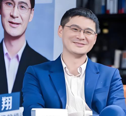罗翔说，“你要优秀到什么程度——优秀到你喜欢的那个人，他不付出就得不到
