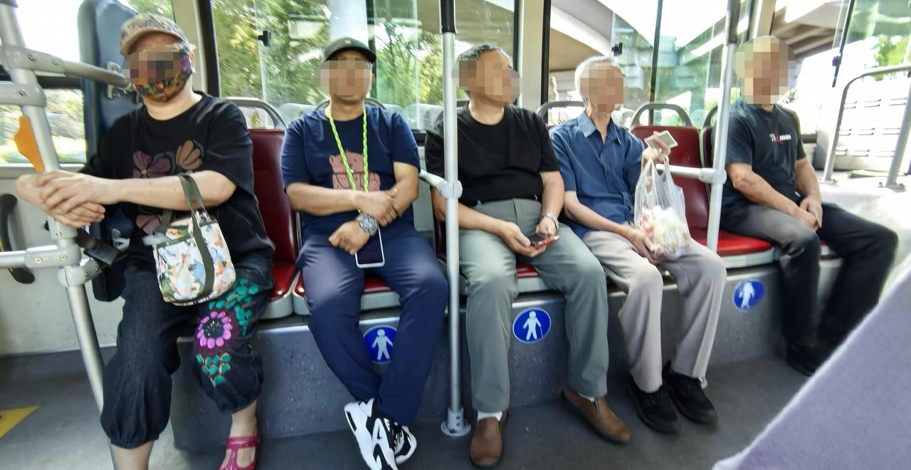 公交车上98%都是敬老卡，优惠卡中午坐公交车，发现除我一人之外，其他人刷的都是